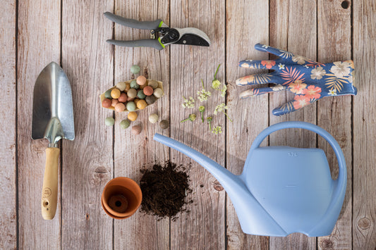 Tuingereedschap en Blossombs zaadbommetjes op een houten tafel